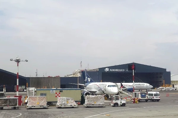 Máy bay của Hãng hàng không Aeromexico dừng đỗ tại Sân bay Quốc tế Thủ đô Mexico City, Mexico. (Ảnh: Phi Hùng - PV TTXVN tại Mexico)