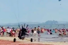 Dù lượn gặp sự cố khi cất cánh tại khu vực có đông người dân và du khách. (Ảnh cắt ra từ clip do người dân quay lại)