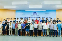 Ban tổ chức chụp ảnh lưu niệm với lãnh đạo và vận động viên các đoàn tham gia giải.