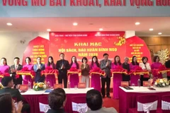 Các đại biểu cắt băng khai mạc Hội sách, báo Xuân Bính Ngọ 2026.