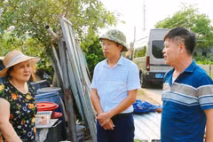 Lãnh đạo đặc khu Cô Tô gặp gỡ, trò chuyện với người dân chung tay chỉnh trang đô thị, bảo đảm môi trường du lịch.