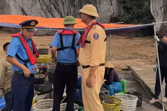 Lực lượng chức năng phát hiện hoạt động nuôi trồng thủy sản trái phép trên Vịnh Hạ Long.