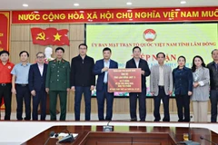 Tỉnh Quảng Ninh trao kinh phí, nhu yếu phẩm ủng hộ tỉnh Lâm Đồng.