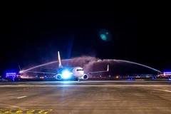 Chuyến bay charter đầu tiên từ Thâm Quyến (Trung Quốc) đến Cảng hàng không quốc tế Vân Đồn (Quảng Ninh) được chào đón bằng màn phun nước vòi rồng.