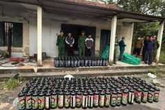 Các đối tượng cùng tang vật bị Bộ đội Biên phòng Quảng Ninh bắt giữ.