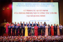 Bí thư Thành ủy Hà Nội Bùi Thị Minh Hoài cùng các đại biểu và lãnh đạo xã Quang Minh.