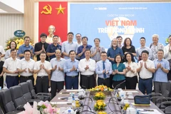 Các đại biểu chụp ảnh lưu niệm tại Lễ phát động Cuộc thi ảnh báo chí “Việt Nam trên hành trình đổi mới”.
