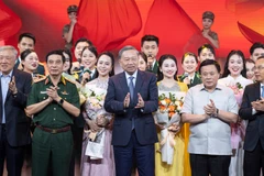 Tổng Bí thư Tô Lâm cùng các đồng chí lãnh đạo Đảng, Nhà nước giao lưu cùng các nghệ sĩ tại chương trình.
