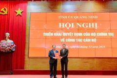 Trưởng Ban Tổ chức Trung ương Lê Minh Hưng trao Quyết định cho đồng chí Quản Minh Cường, Bí thư Tỉnh ủy Quảng Ninh.