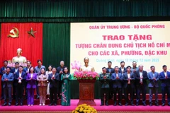 Các đại biểu chụp ảnh lưu niệm cùng đại diện các xã, phường, đặc khu trên địa bàn tỉnh.