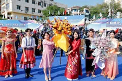 Hoạt động giao lưu hát đối trên sông biên giới giữa thanh niên Móng Cái (Việt Nam) và Đông Hưng (Trung Quốc).