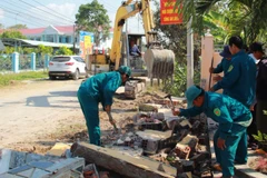 Người dân thôn Đoàn Kết đồng thuận hiến đất, chung tay cùng địa phương hoàn thiện tuyến đường huyết mạch.