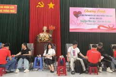 Cán bộ, công chức và nhân dân phường Thống Nhất tham gia hiến máu tình nguyện "Giọt hồng Thống Nhất". 