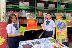 Các em học sinh hào hứng tham gia Ngày Sách và Văn hóa đọc Việt Nam lần thứ V tại Quảng trường Đại Đoàn Kết.