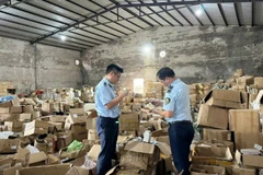 Lực lượng Quản lý thị trường Quảng Ninh kiểm tra số hàng hóa nhập lậu tại phường Móng Cái 3.