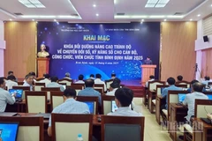 Triển khai các chương trình tập huấn về chuyển đổi số cho cán bộ, công chức tại Trường đại học Quy Nhơn.