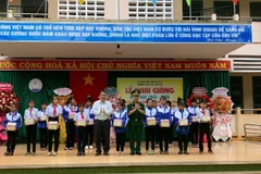 Đại diện xã Ia O và Ban Chỉ huy Bộ đội Biên phòng tỉnh trao quà cho các em học sinh tại lễ khai giảng.