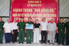 Thượng tá Nguyễn Thanh Đàn, Phó Chính ủy Lữ đoàn 572 tặng quà và bàn giao nhà cho Thượng úy quân nhân chuyên nghiệp Nguyễn Tấn Thành.