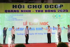 Các đại biểu nhấn nút khai mạc Hội chợ OCOP Quảng Ninh-thu đông 2025.
