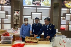 Lực lượng Quản lý thị trường Quảng Ninh kiểm tra cơ sở kinh doanh của ông Trần Hữu Quyền ở phường Móng Cái 2.