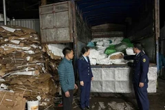 Phương tiện và tang vật gồm 3.120kg chân gà đông lạnh không rõ nguồn gốc bị lực lượng Quản lý thị trường Quảng Ninh phát hiện, thu giữ.