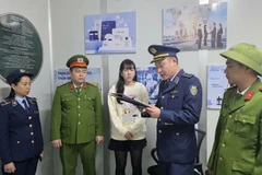 Lực lượng Công an và Quản lý thị trường tiến hành kiểm tra tại xưởng sản xuất mỹ phẩm giả do Vũ Thị Thu Hà cầm đầu.