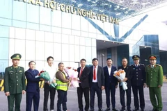 Lãnh đạo phường Móng Cái 1 và các lực lượng chức năng tại cửa khẩu Bắc Luân 2 tặng hoa chúc mừng doanh nghiệp.