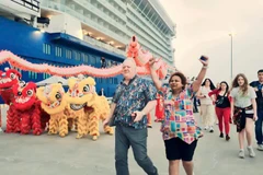 Du khách vui mừng sẵn sàng cho hành trình khám phá Di sản thiên nhiên thế giới Vịnh Hạ Long.