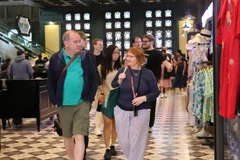 Du khách quốc tế tham quan Vịnh Hạ Long tại Cảng tàu khách quốc tế Hạ Long.