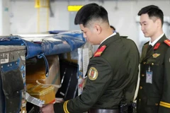 Lực lượng An ninh hàng không, Công an tỉnh Quảng Ninh thực hiện nhiệm vụ kiểm soát an ninh tại Cảng hàng không quốc tế Vân Đồn. (Ảnh: Công an Quảng Ninh)