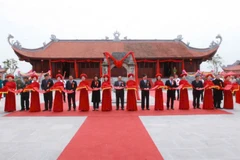 Các đại biểu cắt băng khánh thành Đền thờ Vua Lê Thái Tổ, phường Hoành Bồ, Quảng Ninh.