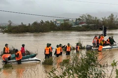 Ca-nô cứu hộ vượt dòng nước xiết trong mưa gió tiến vào khu dân cư bị cô lập.