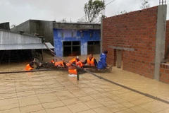 Bộ đội Biên phòng phối hợp cùng lực lượng địa phương đưa dân ra khỏi vùng cấm.