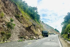 Phương tiện lưu thông qua đèo ToNa cần chú ý an toàn trong thời điểm mưa bão.