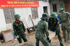 Cán bộ, chiến sĩ Trung đoàn 48 khẩn trương hỗ trợ người dân sửa chữa, xây dựng lại nhà cửa ở phía đông Gia Lai.