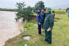 Ban Chỉ huy Phòng thủ khu vực 5-Ayun Pa và chính quyền địa phương chỉ đạo công tác ứng cứu người dân bị cô lập do mưa lũ. (Ảnh HUY BẮC).