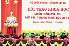 Đoàn Chủ tịch chủ trì hội thảo.