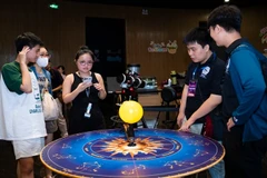 Học sinh tham gia hoạt động STEM thiên văn trong khuôn khổ Tuần lễ thiên văn cộng đồng.