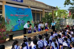 Giáo viên và học sinh cùng tham gia hoạt động trải nghiệm STEM do Trung tâm tổ chức.