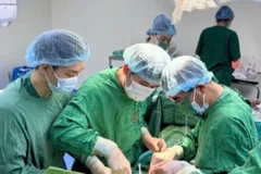Kíp phẫu thuật nhanh chóng tiến hành xử lý cho người bệnh.
