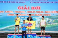 Lãnh đạo Sở Văn hóa, Thể thao và du lịch Quảng Ninh trao Giải cho các vận động viên có thành tích xuất sắc.