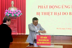 Đồng chí Trần Sỹ Thanh, Ủy viên Trung ương Đảng, Chủ nhiệm Ủy ban Kiểm tra Trung ương, ủng hộ tại Lễ phát động.