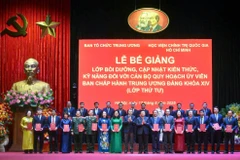 Các đồng chí Lê Minh Hưng, Nguyễn Xuân Thắng trao chứng nhận tốt nghiệp cho các học viên. (Ảnh: THỦY NGUYÊN)