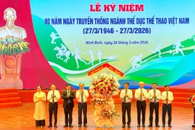 Lãnh đạo tỉnh Ninh Bình tặng hoa chúc mừng tại lễ kỷ niệm.