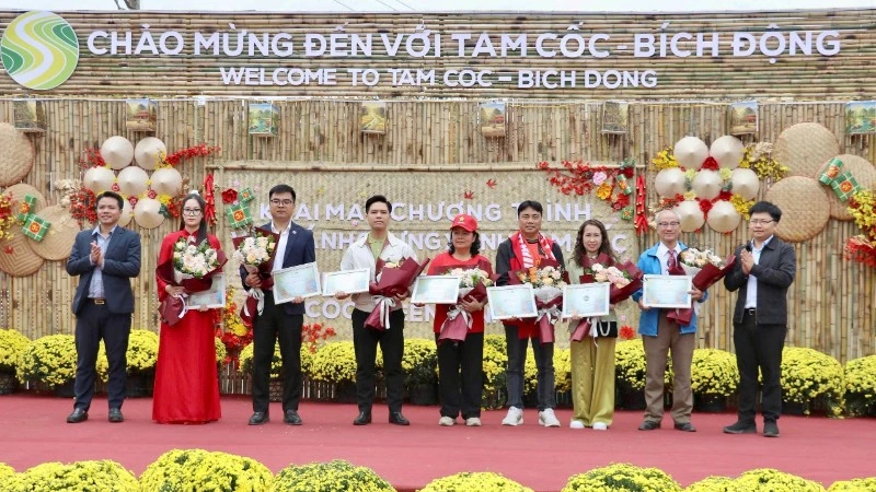 Ban tổ chức trao giấy chứng nhận cho các doanh nghiệp, câu lạc bộ thiện nguyện, đơn vị tham gia tài trợ, đồng hành thực hiện chương trình.