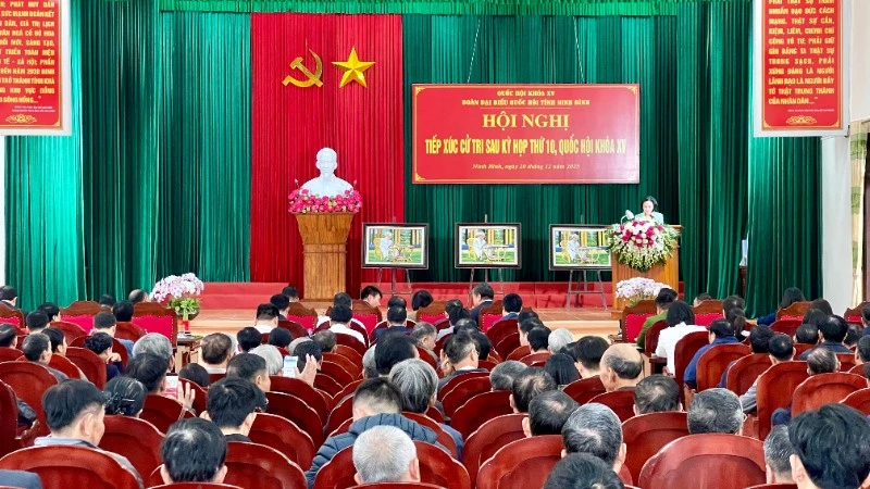 Quang cảnh buổi tiếp xúc cử tri. 