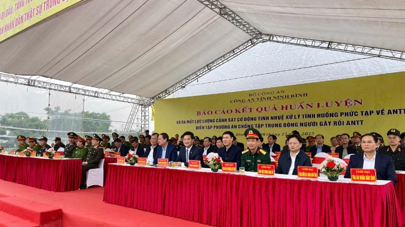 Các đại biểu tham dự buổi lễ.