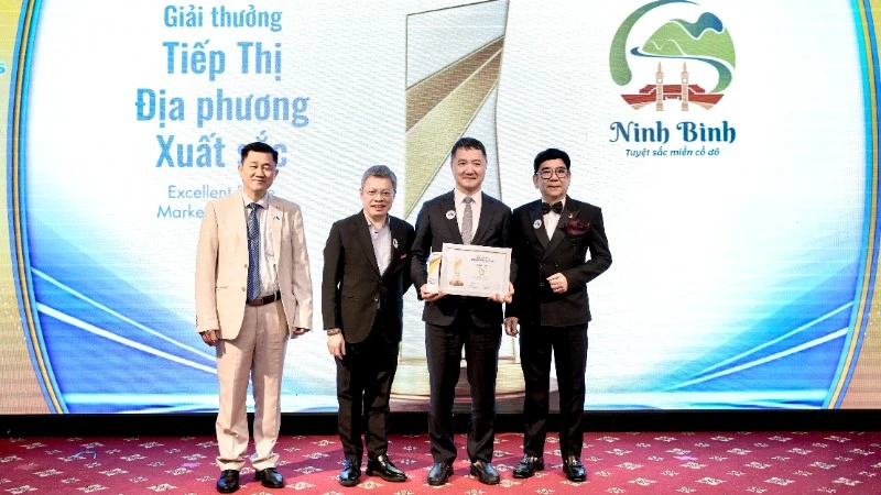 Sở Du lịch Ninh Bình nhận Giải thưởng tiếp thị địa phương xuất sắc tại buổi lễ vinh danh. 