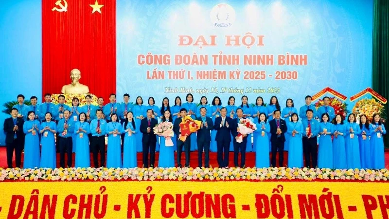Ra mắt Ban Chấp hành Liên đoàn Lao động tỉnh Ninh Bình khóa I, nhiệm kỳ 2025-2030 tại Đại hội.