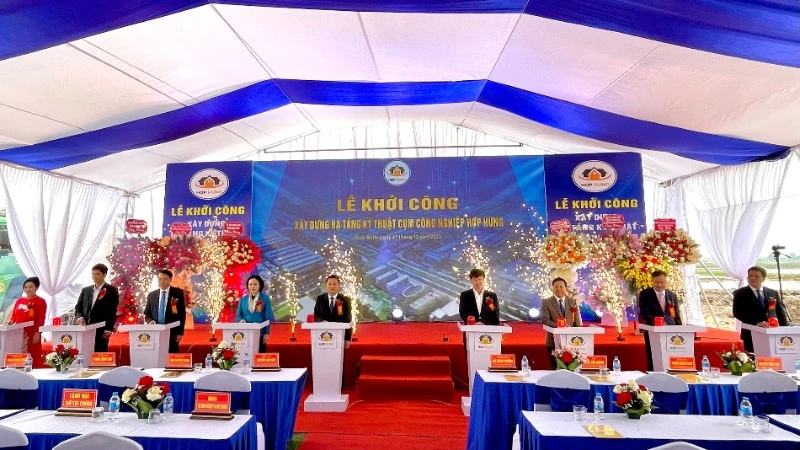 Các đại biểu bấm nút khởi công cụm công nghiệp Hợp Hưng.